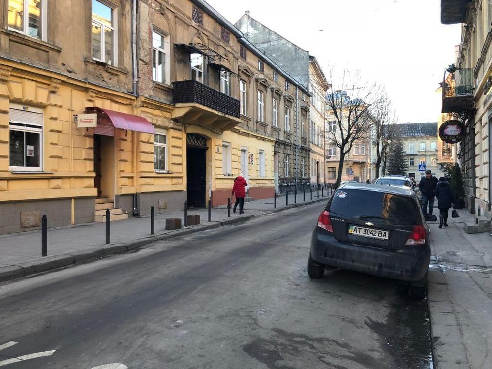 Студія з окремим входом: вулиця біля будинку